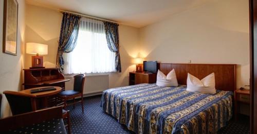 Säng eller sängar i ett rum på Garni-Hotel Kranich