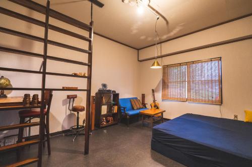 上川町にある層雲峡ホステルのベッドルーム1室(ベッド1台、デスク、椅子付)