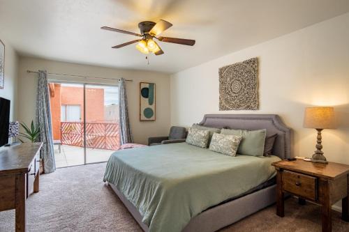 1 dormitorio con 1 cama y ventilador de techo en Chic Desert Retreat, Mountain Views, With Pool Spa & Gym, en Tucson