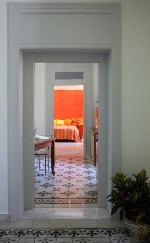 トラーパニにあるCasina delle Palmeのベッドルーム1室(ベッド1台、テーブル付)