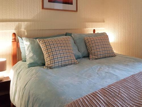 - un lit avec 2 oreillers dans l'établissement Hendy, à Llanfaelrhys