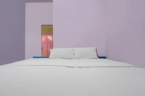 Un pat sau paturi într-o cameră la SPOT ON 92421 City Kost Syariah