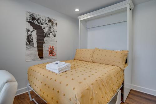 een slaapkamer met een bed met een gele sprei bij Hillsboro Village Hideaway in Nashville
