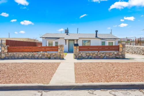 Large Stylish Hm W Big Back Yard – Photos 3