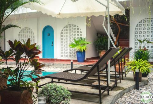 Villa con piscina, sillas y puerta azul en SECRET GARDEN CAT BA, en Cat Ba