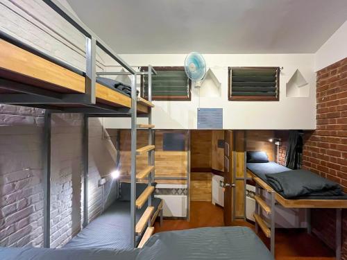 Palanda nebo palandy na pokoji v ubytování Rahees Bi Roambay - Backpacker Hostel