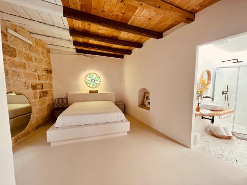 Koupelna v ubytování Hydria Guest House Art Gallery Dimora d artista con terrazza e vasca idromassaggio nel cuore del borgo antico Artists Home with terrace and jacuzzi in the heart of the old town