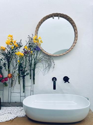 Galeriebild der Unterkunft Hydria Guest House Art Gallery Dimora d artista con terrazza e vasca idromassaggio nel cuore del borgo antico Artists Home with terrace and jacuzzi in the heart of the old town in Acquaviva delle Fonti