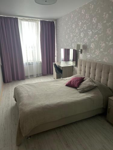 Ліжко або ліжка в номері Нова затишна квартира Студіо плюс спальня біля метро Житомирська