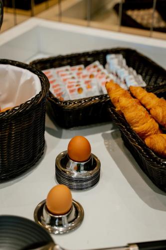 a stove top with a tray of food and a basket of food at Nava Motel SELF CHECK-IN in Wiener Neustadt