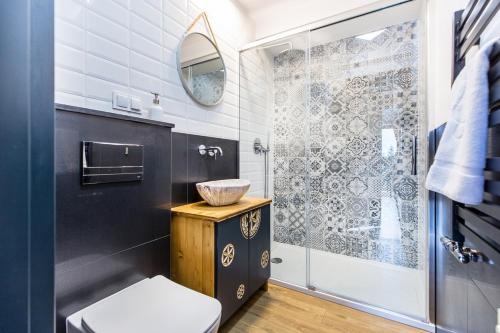 W łazience znajduje się umywalka i prysznic. w obiekcie Turbacz- Apartament na Leśnej 10 w Bukowinie Tatrzańskiej
