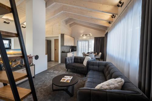 sala de estar con sofá y loft en Chalet Pod Brdom - Apartments en Ružomberok