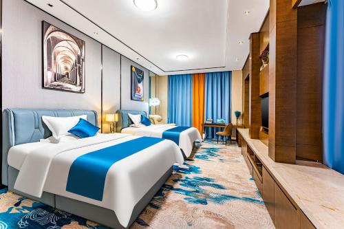 a hotel room with two beds and a television at QingMan Apartment Guangzhou Zhujiang New Town East Railway Station Branch in Guangzhou