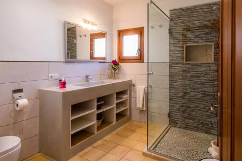 a bathroom with a sink and a shower at Casa Fina in Felanitx