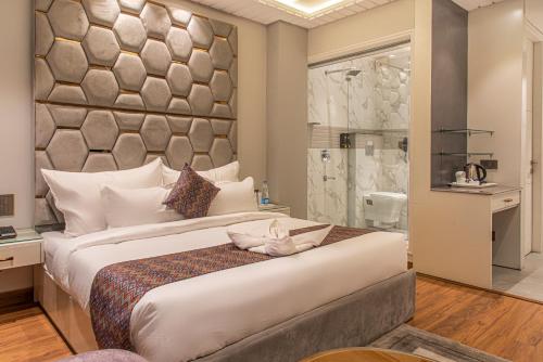 1 dormitorio con cama grande y ducha en AnantVilas Shimla Hills, en Shimla