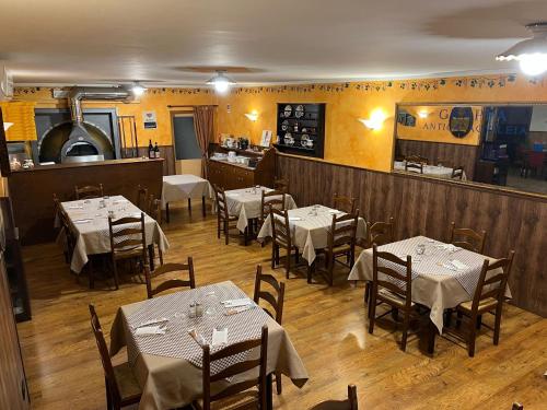 Un restaurante o sitio para comer en Locanda Aquila Nera