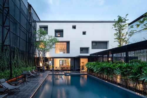 a swimming pool in the middle of a building at Lilit Bang Lumphu Hotel in Bangkok