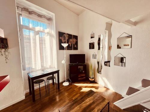 a living room with a desk and a window at Le Jean -Jaures 2 / Charmant P1 bis in Nîmes