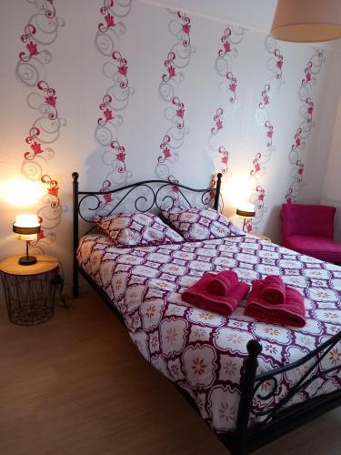 ペロス・ギレックにあるLa maison d'Annickのベッドルーム1室(赤い枕のベッド1台付)