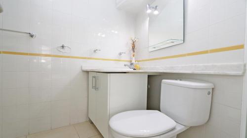 プラヤ・フラメンカにあるLas Terrazas Apartment Ref 417の白いバスルーム(トイレ、シンク付)