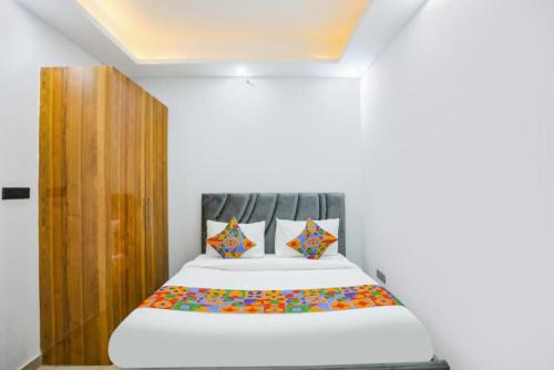 En eller flere senge i et værelse på Hotel The RASA at Vasundhara
