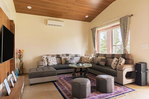 Posezení v ubytování Inaayat Villa by StayVista - Luxe Retreat with Pool & Garden