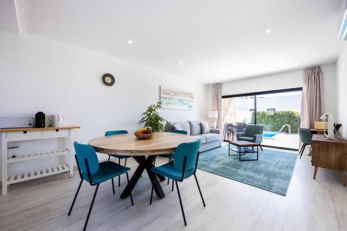 a kitchen and living room with a table and chairs at Villa Drop in in Sagres