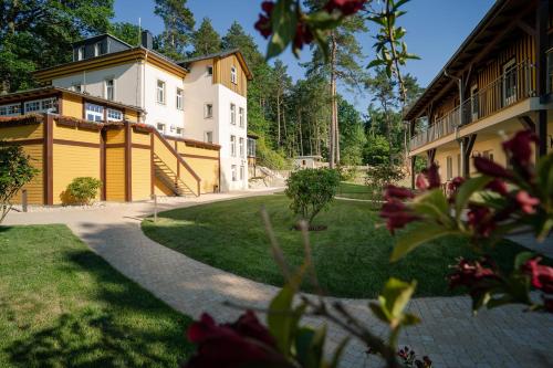 a building with a pathway in front of a yard at Waldidylle Gohrisch, Pension & Ferienwohnung Garni, Sächsische Schweiz in Kurort Gohrisch