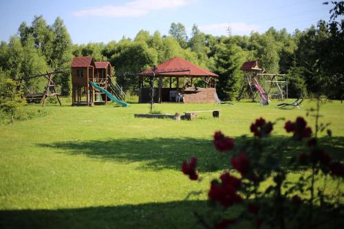 een park met een speeltuin en een speelplaats bij Karkonoska Chatka in Mysłakowice
