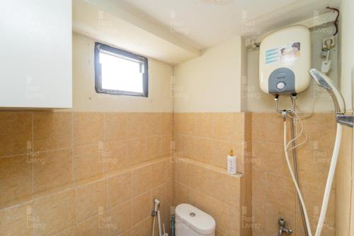 y baño con ducha y aseo. en RedLiving Apartemen Kebagusan City - Nuna Rooms en Yakarta