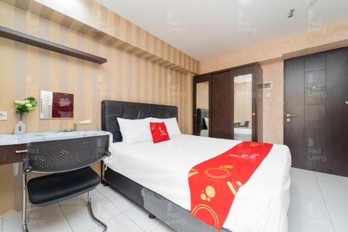 1 dormitorio con cama, escritorio y cama sidx sidx sidx sidx en RedLiving Apartemen Kebagusan City - Nuna Rooms en Yakarta