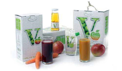 two juice boxes with apples and oranges and two glasses of juice at Vendégház a Csabay Kúriához in Lakitelek