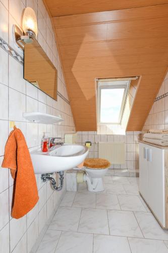 a bathroom with a sink and a toilet at Ferienwohnung Waldblick auf dem Ferienhof Eschen in Moorweg