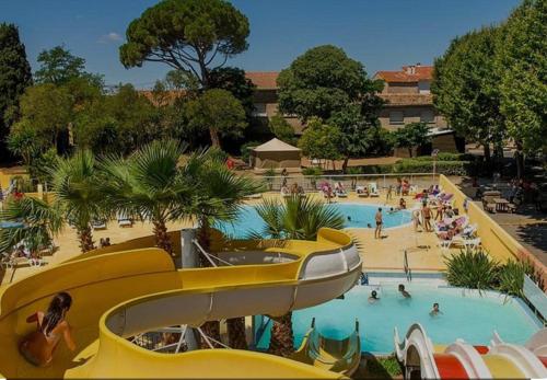 un gruppo di persone in una piscina in un resort di Camping Sept Fonts Agde ad Agde