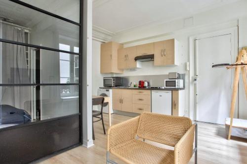 eine Küche mit einem Tisch und einem Stuhl in einem Zimmer in der Unterkunft Appartement Quartier Hotel de Ville in Paris