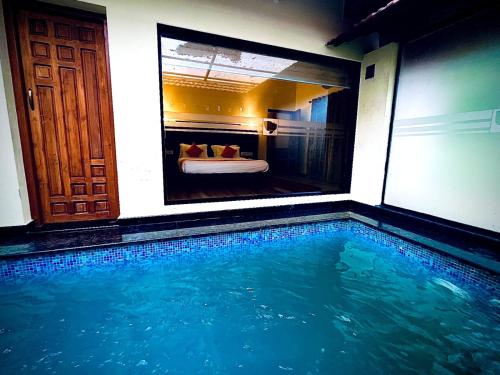 Bazén v ubytování Indeevara Luxury Resort and Spa, Wayanad nebo v jeho okolí