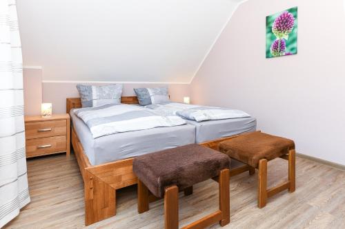 a bedroom with two twin beds and a table at Ferienwohnung Mühlenblick auf dem Ferienhof Eschen in Moorweg