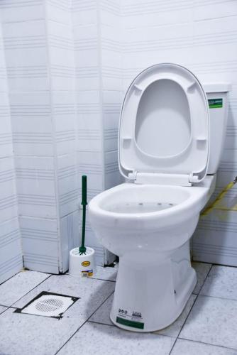 un bagno con un water con il coperchio alzato di Soft home studio a Nairobi