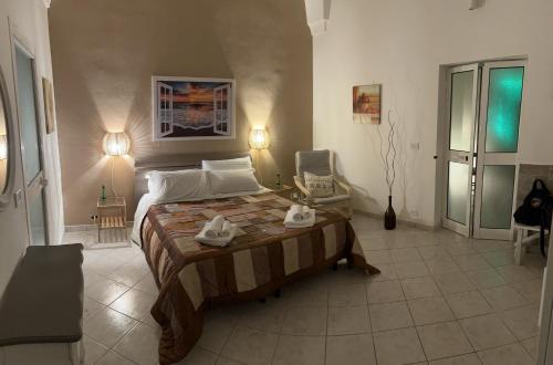 ein Schlafzimmer mit einem großen Bett in einem Zimmer in der Unterkunft Artemide Home in Taranto