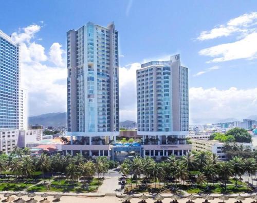 un grupo de edificios altos en una ciudad en Rozy Apartment in City Center with Sea View, en Nha Trang