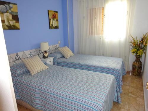 ラ・マタにあるApartment Viñamar 6 La Mataの青い壁のドミトリールーム ベッド2台