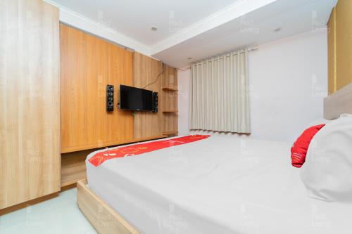 Voodi või voodid majutusasutuse RedLiving Apartemen Gateway Pasteur - Sean Hospitality toas