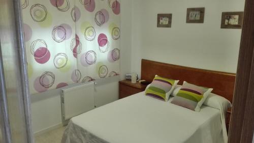 1 dormitorio con 2 camas y una pared cubierta en ISLA LUNA. (familias/parejas), en Isla