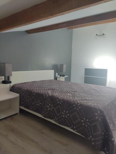 1 dormitorio con cama y mesita de noche con cama sidx sidx en Duplex SERENITY, en Bédarieux