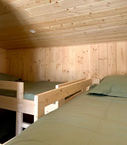 - une chambre avec 2 lits superposés dans une cabine dans l'établissement La Petite Auberge Insolite, à Saint-Affrique