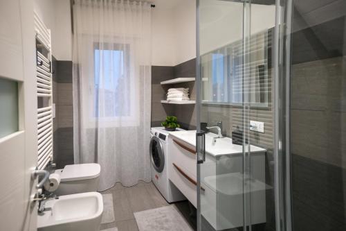 een badkamer met een wastafel en een wasmachine bij Nadia&V in Marghera
