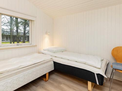 twee bedden in een kamer met een raam bij Holiday home Fjerritslev XXIV in Fjerritslev