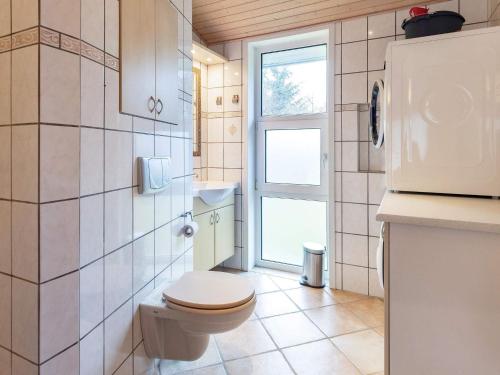 een badkamer met een toilet en een raam bij Holiday home Fjerritslev XXIV in Fjerritslev