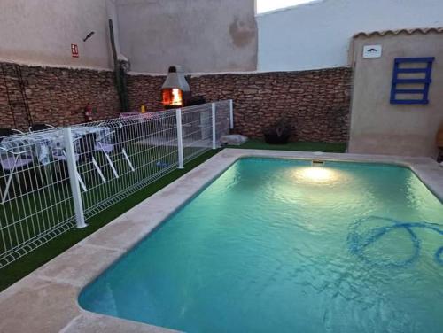 una gran piscina en medio de un edificio en Casa Rural El Rincón del Valle, en San Carlos del Valle