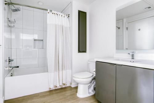 uma casa de banho com um WC, um lavatório e um chuveiro em Mission Valley 2br w gym wd bbq nr shops SAN-11 em San Diego